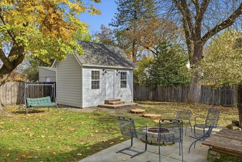Tiny photo for 415 E C Street, Jacksonville, OR 97530 (MLS # 220211954)