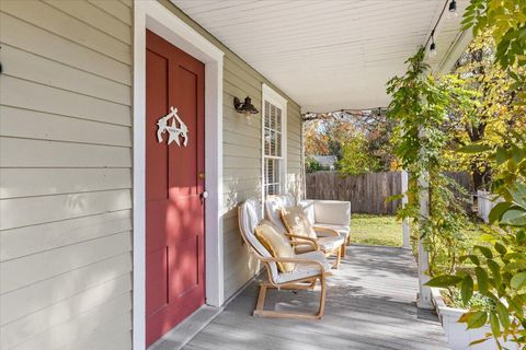 Tiny photo for 415 E C Street, Jacksonville, OR 97530 (MLS # 220211954)