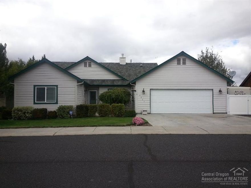 Well maintained single level home. Short distance to play golf! Cascade Mtn. and season canal views. 2 BR, 2 bath home with office/craft room w/built-in cabinets and work area. Newer SS appliances. Granite counters, tile floors, pantry. Custom valances. Newer carpet. Outside living room. Gas stub for BBQ. Hard to find RV parking! Oversized garage w/tandem shop area. Pull down overhead storage. Backyard has raised garden beds, pond, abundant flowers, apple tree, berries and rhubarb. Watch wildlife!