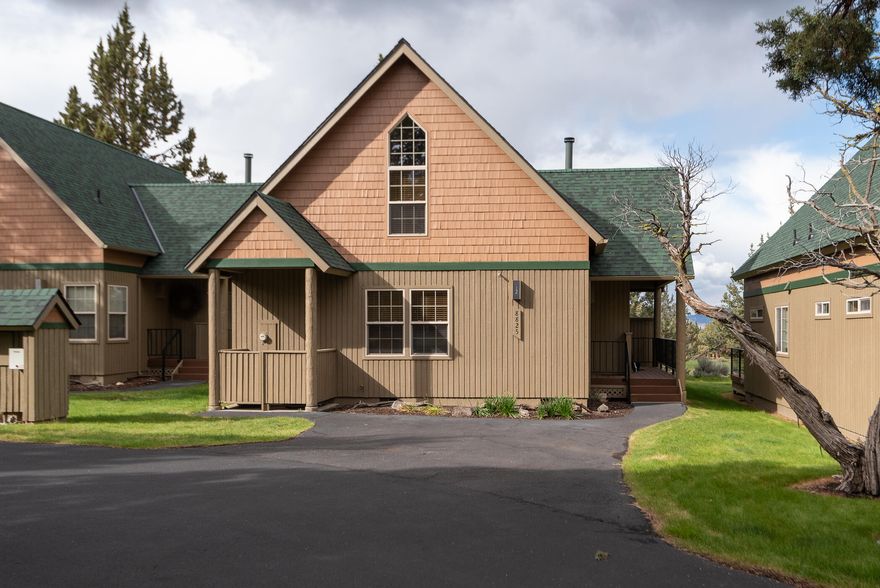 This charming chalet-style home offers a perfect blend of rustic elegance and modern convenience. Featuring two spacious bedrooms and two well-appointed bathrooms, the layout is ideal for both relaxation and entertaining. The open-concept living area boasts high ceilings and large windows, filling the space with natural light and providing stunning views of the adjacent golf course. Outdoor enthusiasts will appreciate the proximity to ample the resort activities, including pools, scenic  trails and golfing opportunities.
Whether you're seeking a peaceful retreat or an active lifestyle, this chalet-style home is a perfect sanctuary that captures the beauty of its surroundings while offering modern comforts and conveniences. This is an excellent opportunity for both a primary residence or a vacation getaway.
This chalet is being offered fully furnished and is an active rental through Arrived.