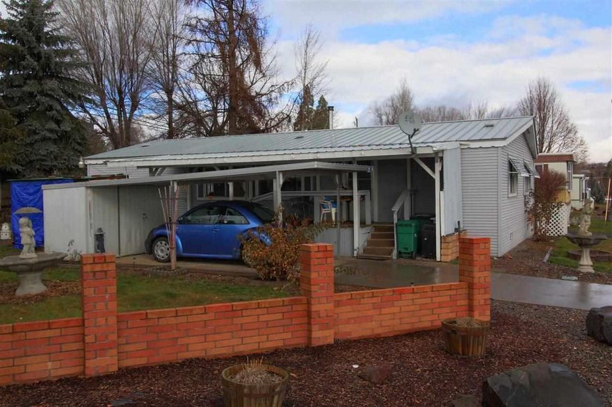 Spacious Mobile On Prime Lot In Villa West Mobile Home Park. 3 Bedroom 2 Bath Home Has Certified Blaze King Wood Stove, Lovely Built-in Lighted Hutch With Etched Glass, Matching Kenmore Washer / Dryer And Central Air Conditioning. Spacious Master Suite. Open Floor Plan. Convenient Extra Visitor Parking Across Street. 3 Extra Storage Sheds Included. So Much Home For Such A Small Price. Villa West Mobile Home Park Space Rent Is $310/Mo. Water And Sewer Included. Sherry The Manager Can Be Reached At 541.884.4400. All Sales Will Be Subject To Park Approval. 2 Pets Allowed On Approval. Villa West Mhp, Space 43, Ms Serial #ab7sc18690r, X #177470, Home Id 238358 On Real Acct R-3909-005cd-09000-000, Personal Ms, 1983 Supreme 11 27 X 48