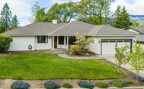 Photo of 820 E Pebble Beach Drive, Ashland, OR 97520 (MLS # 220220038)