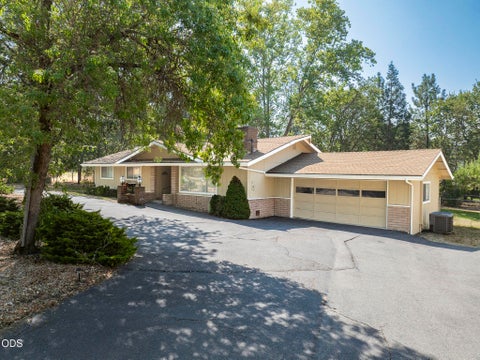 Tiny photo for 301 Lloyd Drive, Grants Pass, OR 97526 (MLS # 220227035)