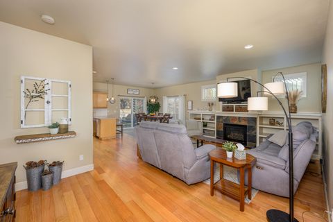 Tiny photo for 61701 Darla Place, Bend, OR 97702 (MLS # 220212320)