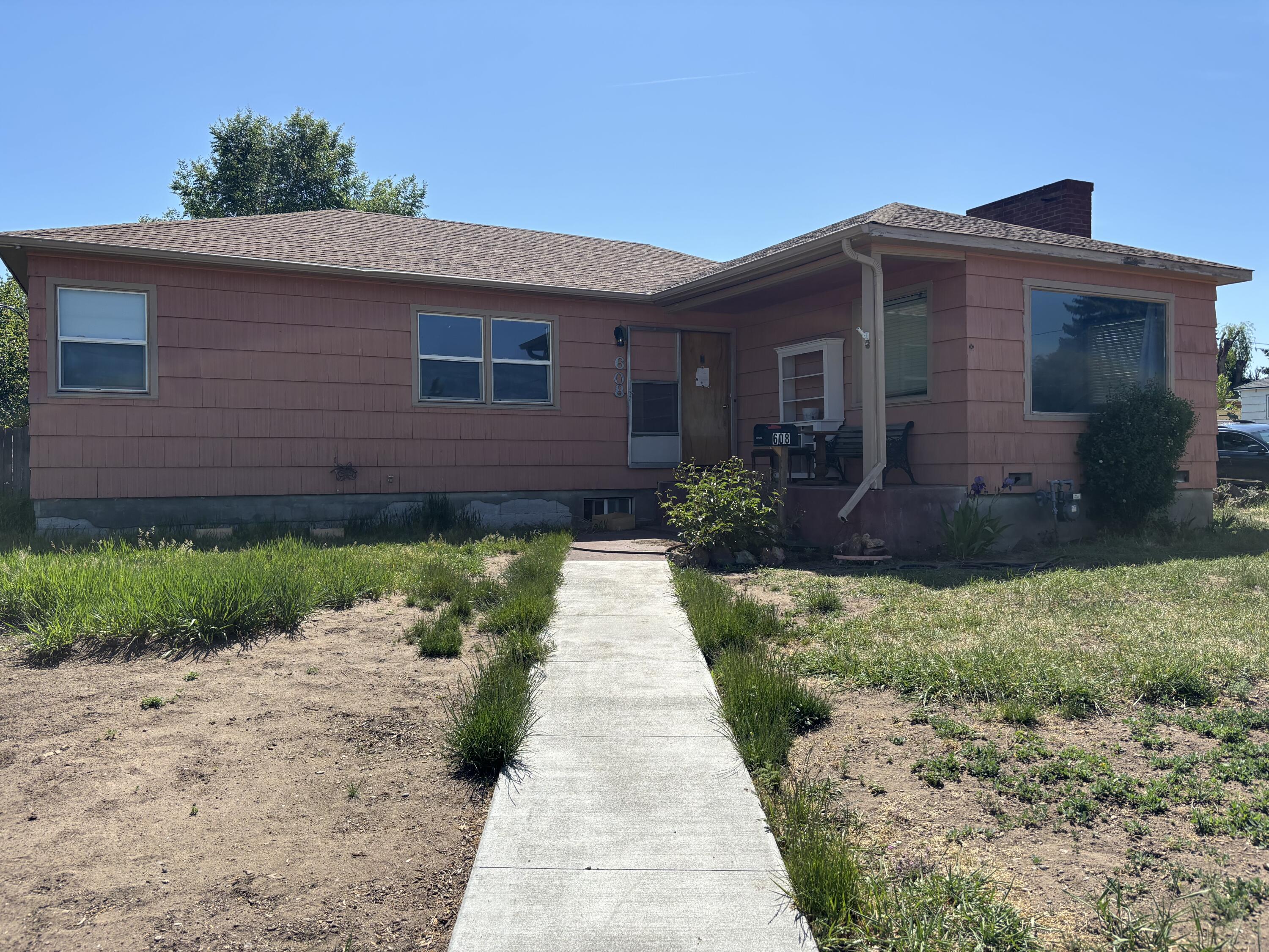 608 NW Canyon Drive
