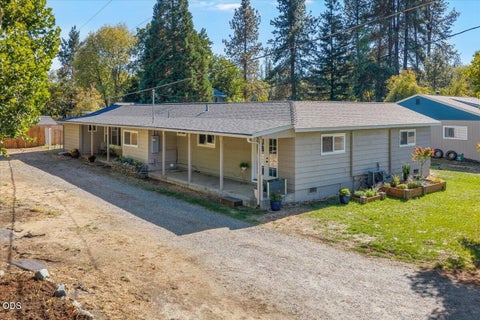 Photo of 165 Laubach Lane, Grants Pass, OR 97526 (MLS # 220229502)