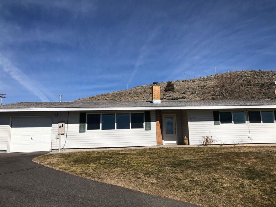 Move in ready! Super cute single family condo in Falcon Heights. Featuring 3 large bedrooms with new carpet, 1.5 baths with updates, and 1431 sq ft. The living room has great views of Mt Shasta and the surrounding hills of Klamath, a nice white washed fireplace, and is open to the dining room which wraps around to the kitchen. The kitchen has tons of cabinets for storage space, and a breakfast bar. Off the kitchen is a nice patio, partially covered, with a large garden shed, dog kennel, garden beds, and greenhouse. The master bath is custom with a barn sliding door, rock tile wall, new vanity, and tile floors. Plus newer laminate flooring throughout. The home also features vinyl windows, gas forced air furnace, and AC too! You won't want to miss this one!