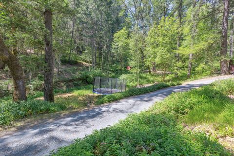 Tiny photo for 512 Bonnie Lane, Grants Pass, OR 97527 (MLS # 220215324)