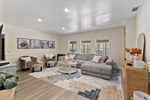 Tiny photo for 512 Bonnie Lane, Grants Pass, OR 97527 (MLS # 220215324)