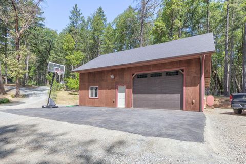 Tiny photo for 512 Bonnie Lane, Grants Pass, OR 97527 (MLS # 220215324)
