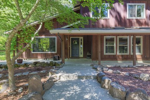Tiny photo for 512 Bonnie Lane, Grants Pass, OR 97527 (MLS # 220215324)