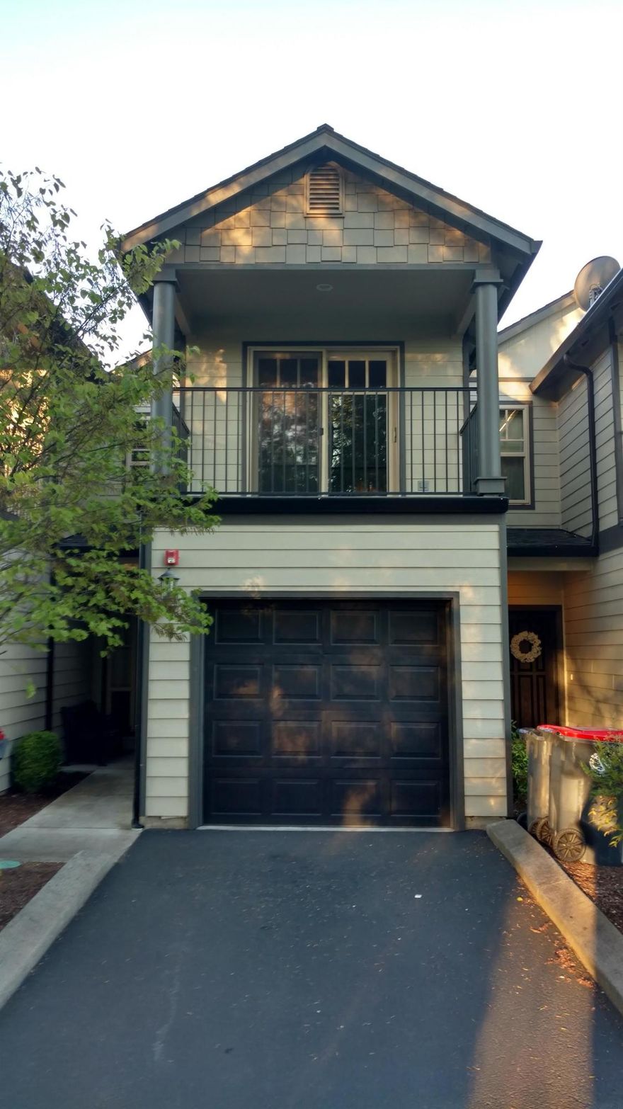 East Medford Orchard Home Villa Town home. Great location and close to medical facilities, shopping, golfing and entertainment. This 2 bedroom 2 1/2 bath boasts 1226 sq. ft. Great craftsmanship and upgrades throughout. Nice large living room and good size kitchen. Single attached garage.