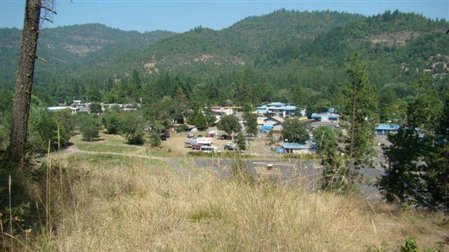 Located in Shady Cove's nicest newer subdivision and sits at the end of a private cul-de-sac with scattered trees, views of the City, and distant river views. Ready for your new home with sewer, community water, natural gas, and lovely rock entrance into White Oak Ridge Subdivision. HOA dues are $42 per month ensuring the area will stay pristine and clean year round. Very nice homes being built with a minimum of 1500 square feet. Excess property for Seller with motivation. Show and Sell!