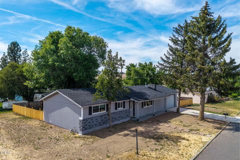 Tiny photo for 730 NE Lakeside Drive, Madras, OR 97741 (MLS # 220223461)