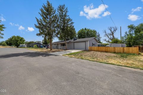 Tiny photo for 730 NE Lakeside Drive, Madras, OR 97741 (MLS # 220223461)