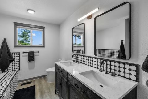 Tiny photo for 730 NE Lakeside Drive, Madras, OR 97741 (MLS # 220223461)