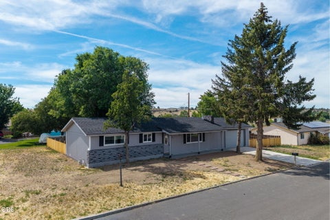 Tiny photo for 730 NE Lakeside Drive, Madras, OR 97741 (MLS # 220223461)