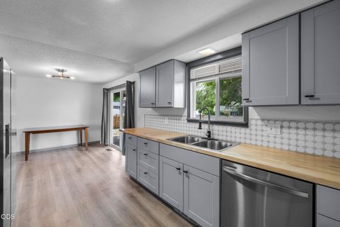 Tiny photo for 730 NE Lakeside Drive, Madras, OR 97741 (MLS # 220223461)