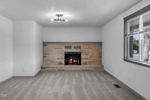 Tiny photo for 730 NE Lakeside Drive, Madras, OR 97741 (MLS # 220223461)