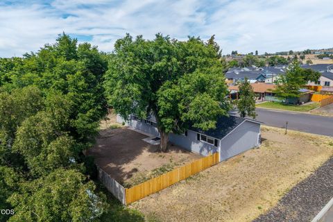 Tiny photo for 730 NE Lakeside Drive, Madras, OR 97741 (MLS # 220223461)