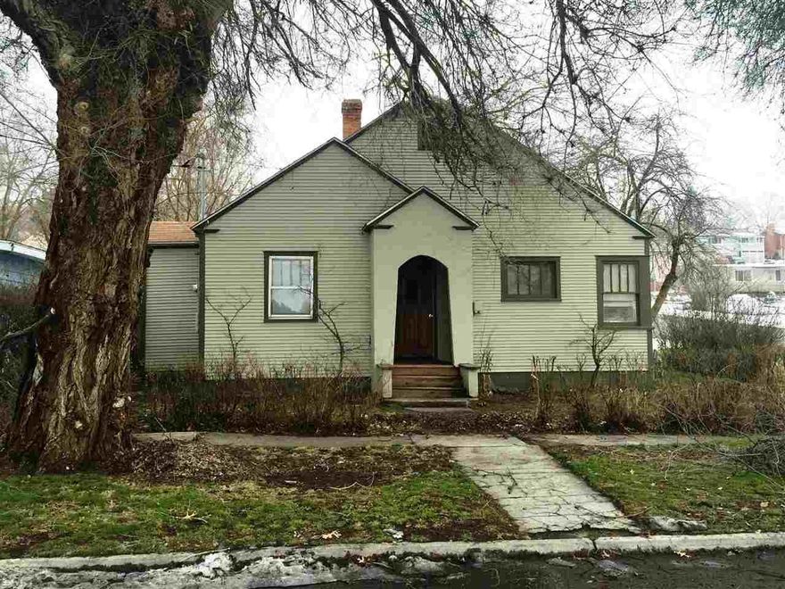 Perfect Starter Home Or Investment. Kitchen And Bathroom Has Been Completely Remodeled With New Cabinets, Flooring, Counters, Tub, Etc. Nice Wood Laminate In Family Room. Possible Rv Parking And A Detached Garage. Located On A Large Corner Lot And Close To The Hospital And Oit.
