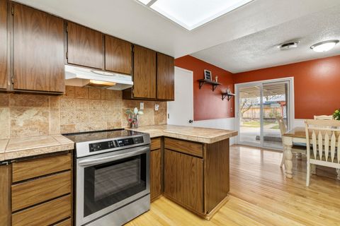 Tiny photo for 4816 Sumac Avenue, Klamath Falls, OR 97603 (MLS # 220216912)