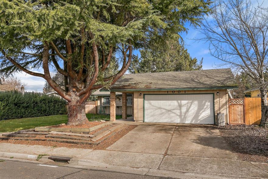 Beautiful, recently updated, 3 bedroom, 2 bath home with an in-ground pool. Lovely custom built island in the kitchen, vaulted ceiling in the living room. This home is a must see and won't last long! Schedule your appointment today!