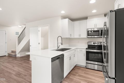 Tiny photo for 185 Northridge Terrace, Medford, OR 97501 (MLS # 220223881)