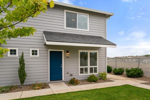 Photo of 185 Northridge Terrace, Medford, OR 97501 (MLS # 220223881)