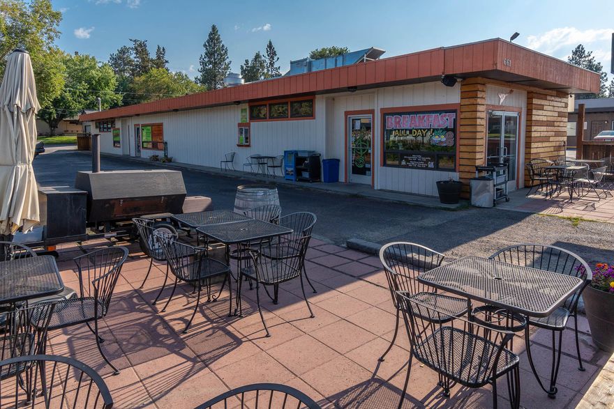 Great opportunity to own a midtown restaurant and lounge.  2400 square feet divided in 3 sections. The front is a breakfast/ bagel shop, middle is full service commercial kitchen, and the back is a lounge / dining/ bar. 10 off street parking spots.  Great signage and exposure on NE Greenwood.  Business is also for sale. Business details and financials available with signed NDA.  Owner will carry a mortgage with a large down payment.