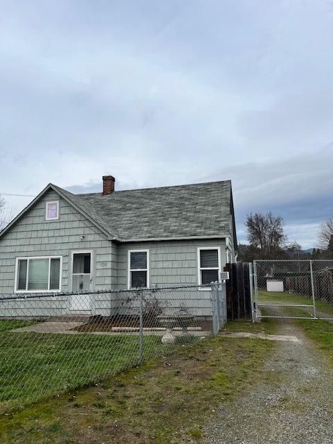 Photo of 1720 SW Bridge Street, Grants Pass, OR 97526 (MLS # 220215280)