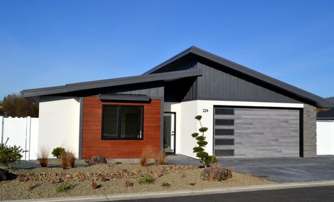 Photo of 224 SW Deer Meadow Lane, Grants Pass, OR 97527 (MLS # 220213246)