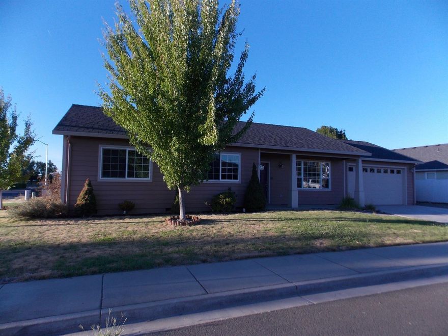 Move in ready spacious corner lot 3 bedroom, 2 bath. Large master suite with over sized walk in closet and gas fireplace. Nice open floor plan with dining open to living area and sliders out to the huge back yard. Bring your back yard design plans or plenty of room for a pool. East to see, call for you showing today!