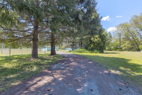 Photo of 637 Covered Bridge Road, Rogue River, OR 97537 (MLS # 220220582)