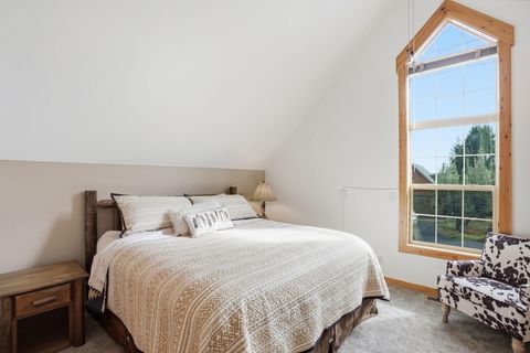 Tiny photo for 8831 Cliff Swallow Drive, Redmond, OR 97756 (MLS # 220217795)