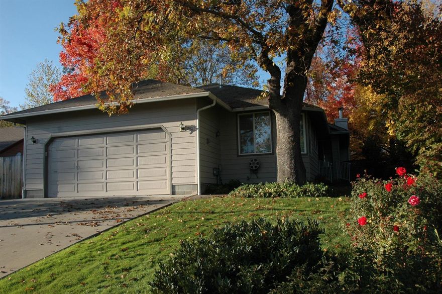 Great location on a quiet cul-de-sac. Move-in ready single level beauty. Living room has a vaulted ceiling & gas fireplace. Master bedroom has a walk-in closet and sliding door to back patio. Mature landscaping and did I say GREAT LOCATION! This is a must see!!