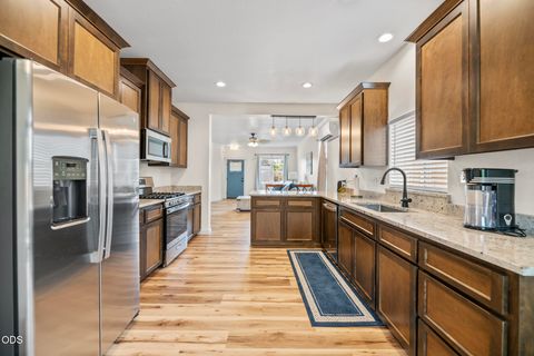 Tiny photo for 723 Dahl Place, Medford, OR 97501 (MLS # 220222818)