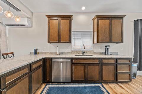 Tiny photo for 723 Dahl Place, Medford, OR 97501 (MLS # 220222818)