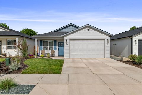 Photo of 723 Dahl Place, Medford, OR 97501 (MLS # 220222818)