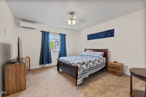 Tiny photo for 723 Dahl Place, Medford, OR 97501 (MLS # 220222818)