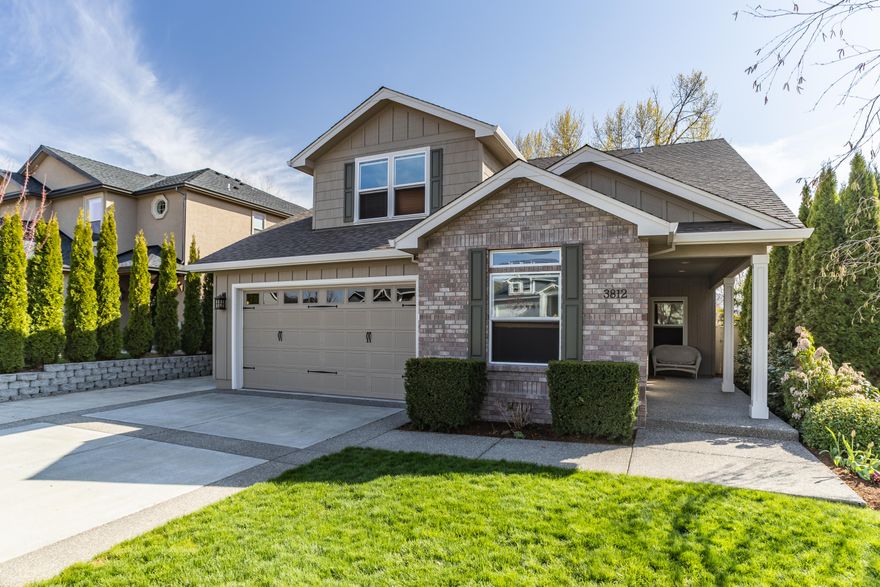 Beautiful, spacious home in a great E Medford neighborhood! Newly remodeled kitchen with black stainless appliances, ultra quiet disposal and refinished floors.
This is a great layout, in a great area, with many amenities to make you feel right at home. Home has been well maintained by the previous owners and ready for a new family to love it. Main floor includes a spacious family room, office space or spare room and convenient work from home space, formal dining and that newly remodeled eat in kitchen. Bedrooms are spacious with ample closet space. Spacious backyard includes a custom built play house, built in BBQ, storage shed and raised garden bed with sprinklers- there are no neighbors behind and its a reserve so they will not build there. Conveniently located close to shopping, restaurants and medical facilities - you won't want to miss this great home. Fiber internet available. Shown by appointment only.