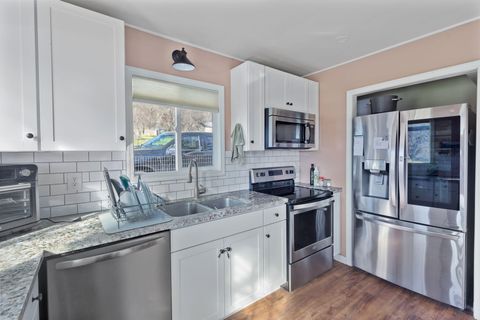 Tiny photo for 621 Sardine Creek Road, Gold Hill, OR 97525 (MLS # 220214999)