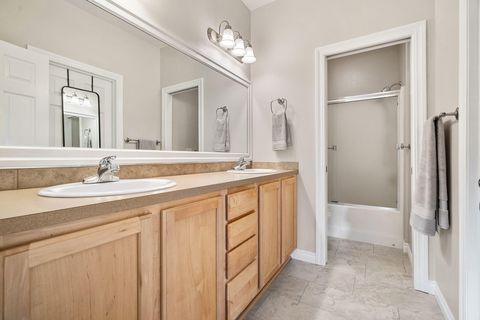 Tiny photo for 2834 SW Indian Place, Redmond, OR 97756 (MLS # 220212231)