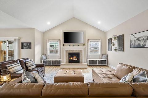 Tiny photo for 2834 SW Indian Place, Redmond, OR 97756 (MLS # 220212231)