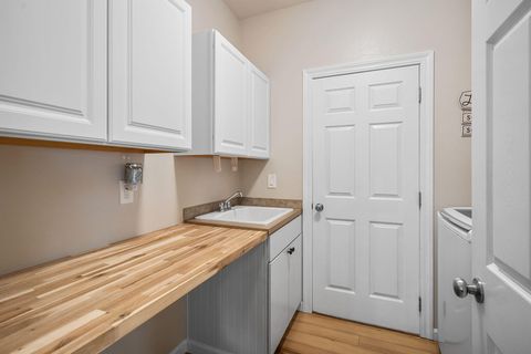 Tiny photo for 2834 SW Indian Place, Redmond, OR 97756 (MLS # 220212231)