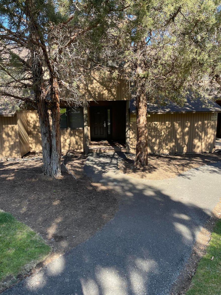 Enjoy four weeks at one of Central Oregon's Best Resorts. This one is special with the beautiful views of the Deschutes River and Smith Rock. This one has vaulted ceilings, built-ins, a gas fireplace, a kitchen with granite counter tops and a wet bar. A primary suite with a large, jetted tub and a walk-in shower, and a walk-in closet. Two additional guest rooms and a full bathroom.  Enjoy the views from your Trek deck with a hot tub. Eagle Crest is home to 3 gorgeous golf courses, three sports centers and miles and miles of trails. Please see attached calendar and follow the letter J for future stays.