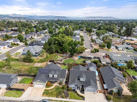 Tiny photo for 95 Donna Way, Central Point, OR 97502 (MLS # 220227293)