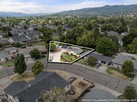 Tiny photo for 95 Donna Way, Central Point, OR 97502 (MLS # 220227293)