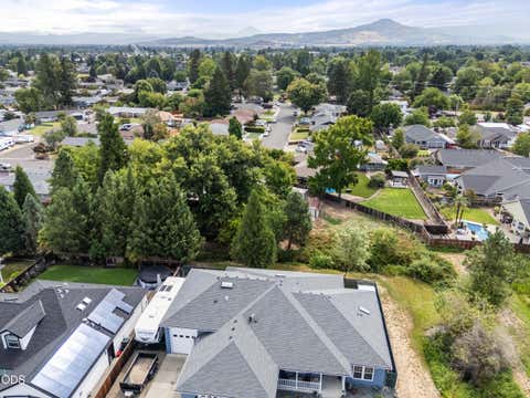 Tiny photo for 95 Donna Way, Central Point, OR 97502 (MLS # 220227293)