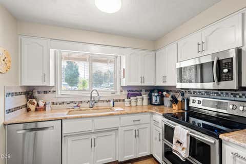 Tiny photo for 95 Donna Way, Central Point, OR 97502 (MLS # 220227293)